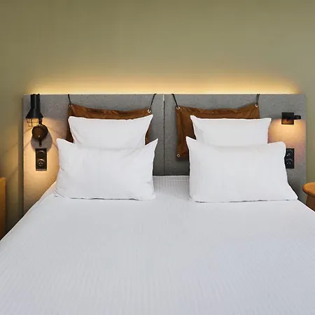 Moxy 3*