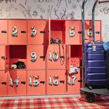 Moxy 3*