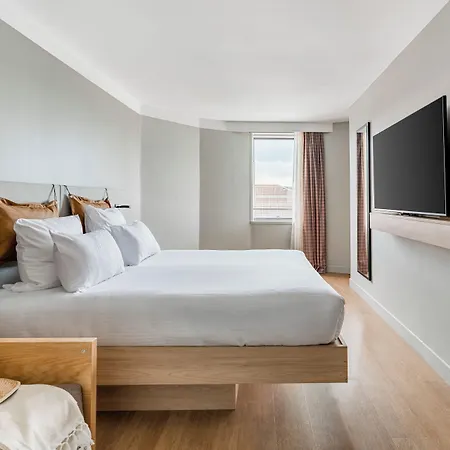 Moxy 3*