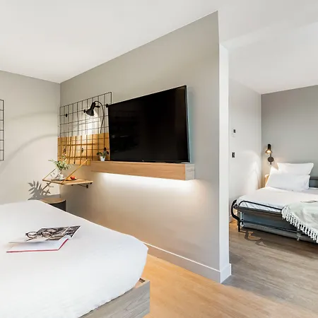 Moxy 3*