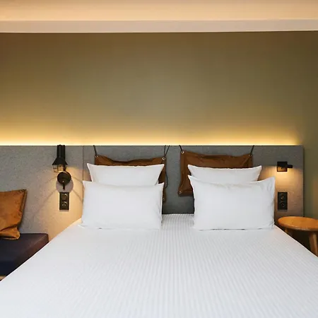 Moxy 3*