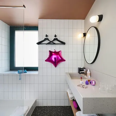 Moxy 3*
