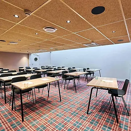 Moxy 3*
