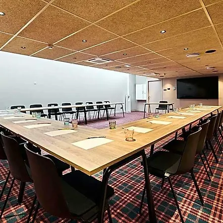 Moxy 3*