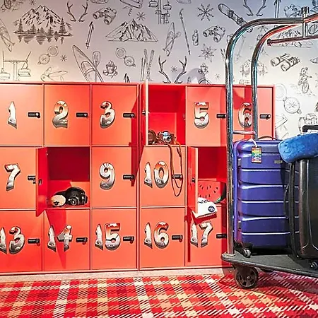 Moxy 3*